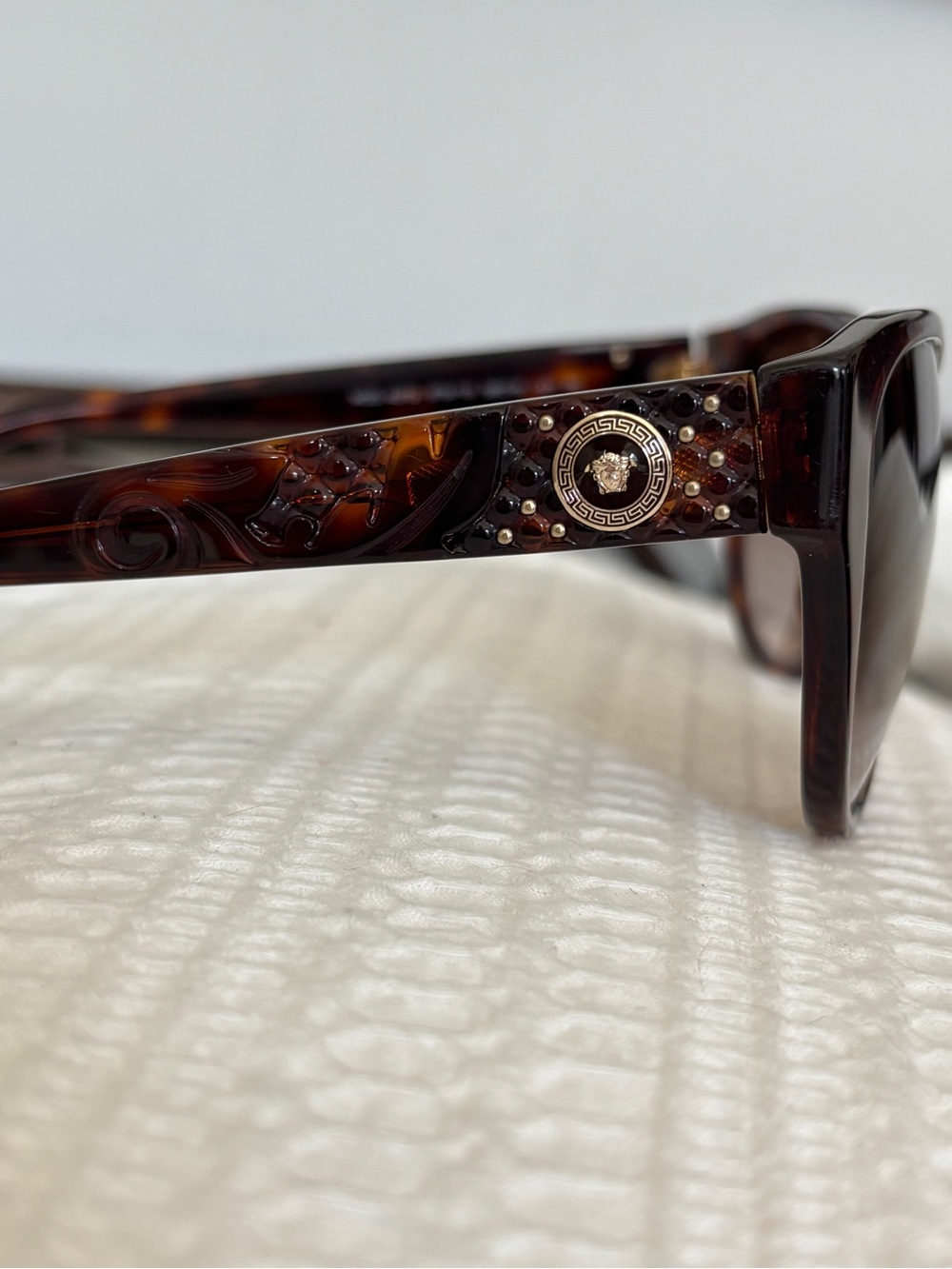 Authentic Versace Cat Eye Sunglasses Tortoise Shell with Gold Medusa Head COA - Picture 5 of 8